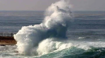 اضطراب ملاحي وأمواج بارتفاع 4 أمتار تضرب السواحل أول أيام العيد